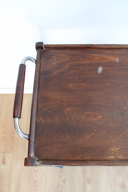 Houten vintage bijzettafel op wielen. Retro design trolley / sidetable