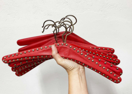 9 rode vintage kledinghangers met skai leer. Set retro kleerhangers o.a. met studs