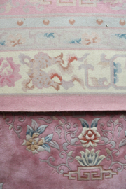 Groot roze Chinees tapijt  met bloemen. handgemaakt Oosters vintage kleed