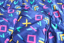 Vintage slaapzak met  jaren 90 patroon. Retro sprei/deken in gele tas