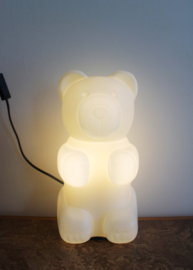 Witte retro Gummy Bear lamp. Vintage tafellamp in beertjes vorm.