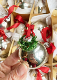 Set van 20 glazen vintage kerstballen. Antieke zilveren kerstversiering, o.a. deukballen