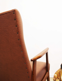 Bruine vintage fauteuil met armleuningen. Mid Century design stoel
