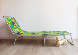 Groene vintage stretcher met bloemen. Retro ligbed / opklap bed