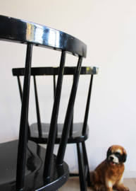 Set zwarte vintage spijlenstoelen. 2 houten retro stoelen.