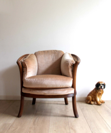 Vintage fauteuil bekleed met licht bruin velvet. Antieke velours stoel