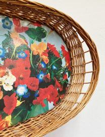 Rieten vintage dienblad met bloemen. Retro presenteerblad.