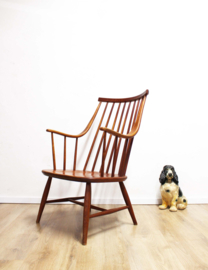Houten vintage spijlenstoel - Lena Larsson - Nesto. Scandinavisch design stoel.