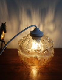 Klein vintage hanglampje van gebobbeld glas. Glazen retro lampje