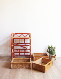 Rotan vintage kastje met rode details en 3 lades. Boho nachtkastje / retro ladekast