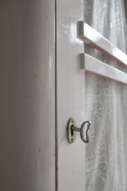 Antieke kast met afgeronde hoeken, licht rozig. Houten vintage kleding kast.
