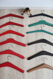 12 vintage kledinghangers van skai leer. Set retro kleerhangers o.a. met studs