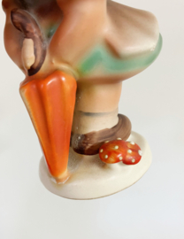 Keramieken meisje met paraplu en paddestoelen. Vintage Cortendorf beeldje - Hummel - Goebel stijl.