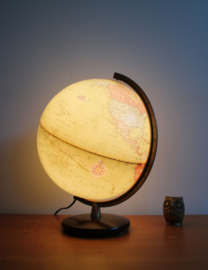 Vintage wereldbol met verlichting. Columbus Renaissance globe