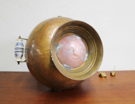 Grote antieke koperen kolenkit. Vintage bloempot / ketel met aardewerk handvat