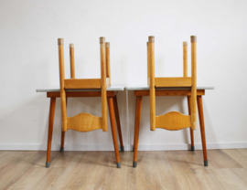 Set houten vintage lessenaars met 2 stoeltjes. Retro Schilte tafels met schoolstoelen