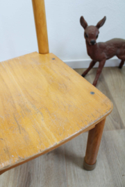 Houten vintage schoolstoeltje. Retro kleuter / peuter stoel
