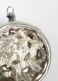 Zilveren deukbal met glitters. Glazen retro kerstbal.