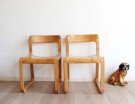 Set van 2 houten vintage design stoelen. Retro Brutalist stoel chair.