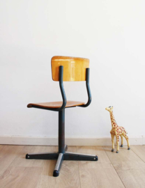 Hout/metalen vintage schoolstoel. Retro stoeltje - zithoogte 34 cm