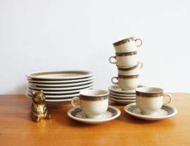 Aardewerk vintage servies, Colditz. Retro borden/kopjes en schotels