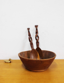 Houten vintage kom met bestek. Vierkante retro salade schaal