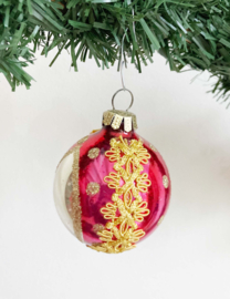 Rood / zilveren glazen vintage kerstbal met gouden sierrandje.