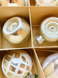 Set van 12 glazen vintage kerstballen. Antieke zilveren kerstversiering, o.a. deukballen