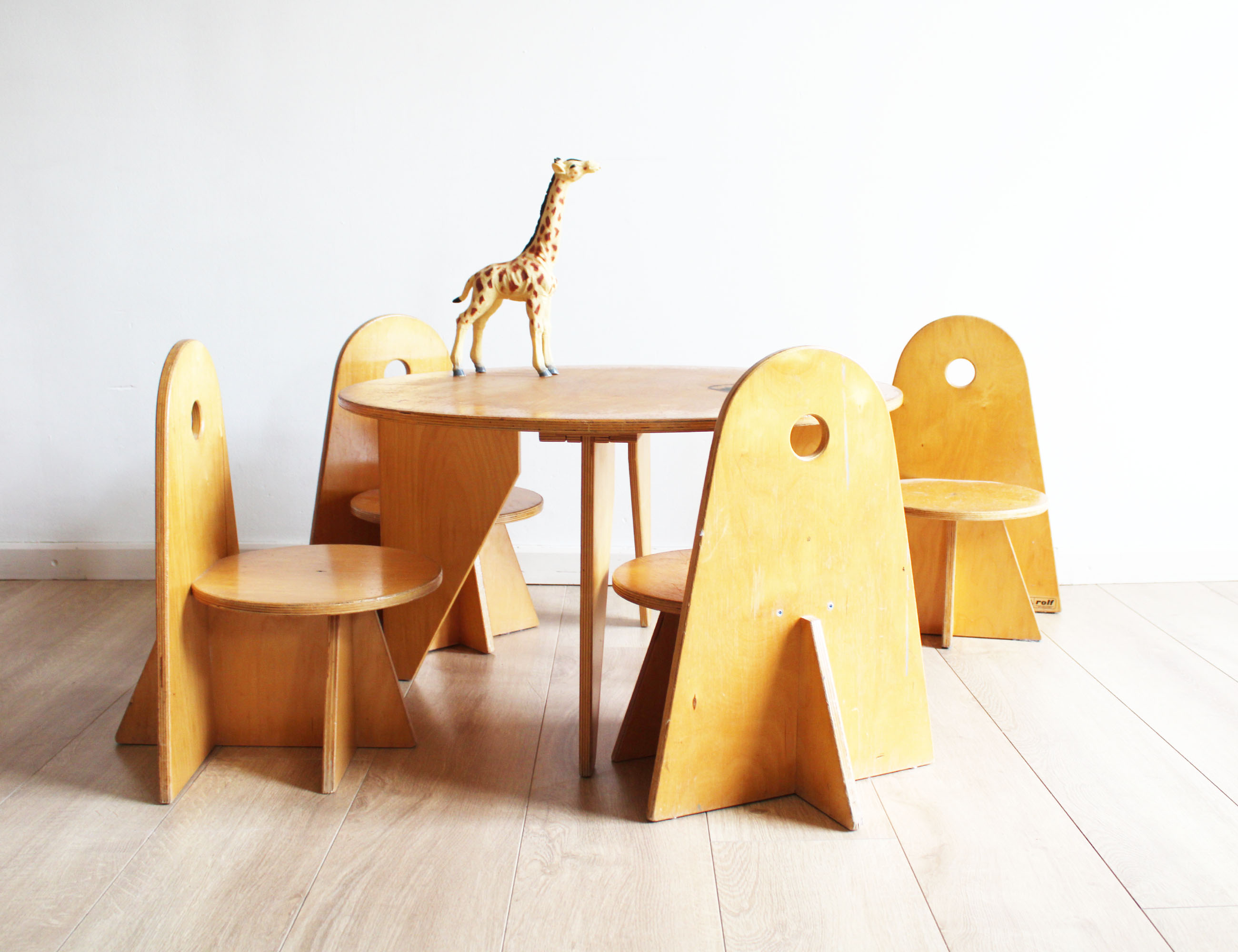 Houten vintage kindertafel met 4 stoeltjes. Retro schoolstoeltjes, Apollo stijl