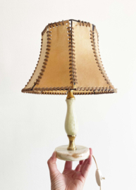 Vintage lampje op albasten marmerlook voet. Authentiek lamp met originele kap.