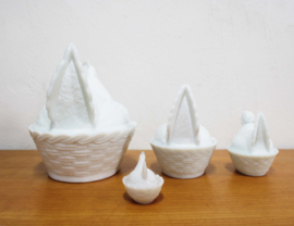 Set melkglazen kippen schalen. Vier wit glazen bakjes - kip-op-nest / Hen-on-nest