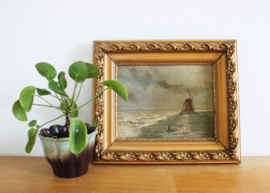 Olieverf schilderij op paneel in vintage lijst. Zeegezicht met molen.
