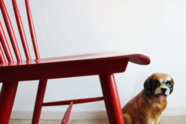 Rode vintage spijlenstoel. Houten retro stoel met Scandinavisch tintje