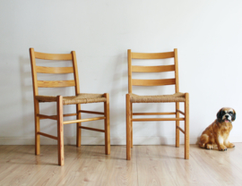 Set houten vintage stoelen met zitting van touw. Retro stoeltjes