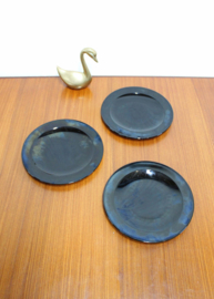 3 zwart glazen vintage bordjes- Arcoroc -France.  Set retro ontbijtbordjes