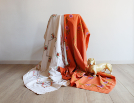 Set handgeborduurde vintage tafelkleden. Retro kleed met bloemen.