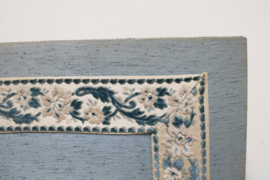 Antiek kamerscherm met blauw stof. Houten vintage roomdivider.