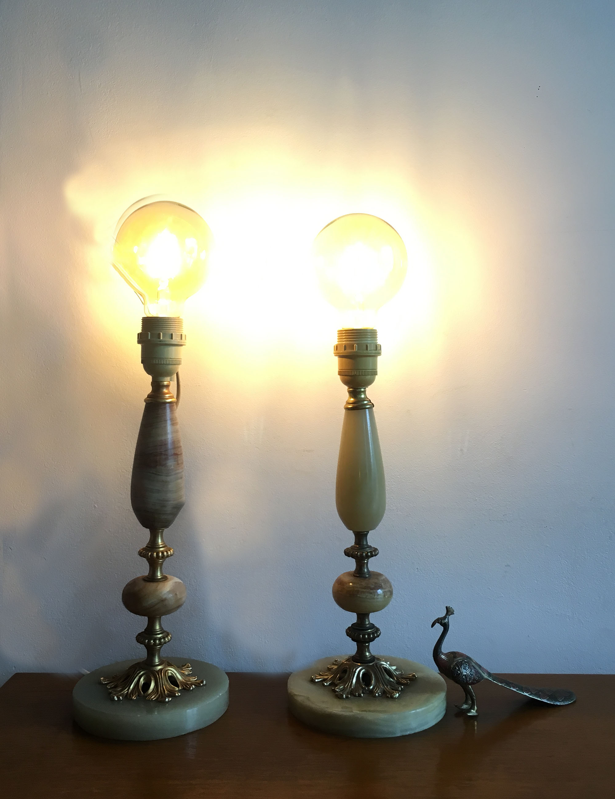 Set tafellampen in marmer look. Twee vintage lampjes van albast