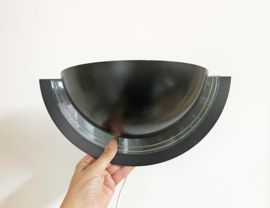 Zwarte halfronde vintage wandlamp. Retro design lamp, Memphis stijl