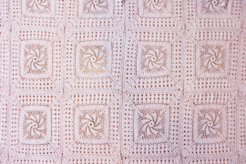 Roze gehaakte vintage sprei. Handgemaakte romantische lapjes deken
