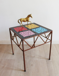 Kleurrijk bijzettafeltje met stenen blad. Vintage tafel met Mozaïek.