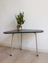 Houten vintage bijzettafel. Retro tafeltje met zwart/goud blad.