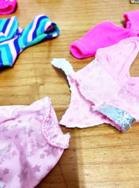 Vintage Barbiepop met extra kleertjes. Retro speelgoed pop met kleding