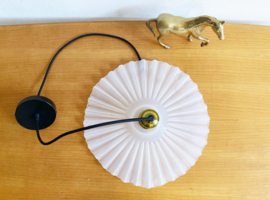 Wit vintage hanglampje van geribbeld glas. Glazen retro lampje