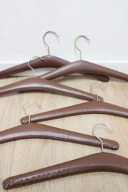 6 bruine vintage kledinghangers.  Set retro kleerhangers, skai
