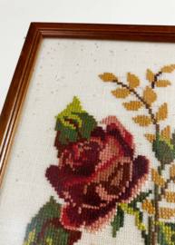 Vintage borduurwerk met rozen in lijst. Retro bloemen 'schilderijtje