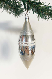 Glazen vintage kerstbal, pegel. Zilveren retro kerstornament