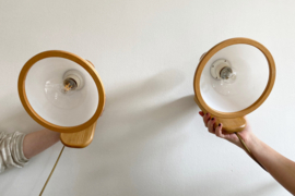 Set houten vintage wandlampjes met witte kap. Retro design lamp - Steinhauer.