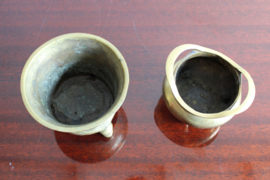 Set goudkleurige vintage potjes, messing? Twee kleine Oosterse potten.