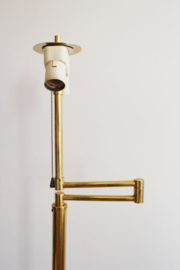 Goudkleurig vloerlamp met beige kap. Vintage lamp in Hollywood Regency stijl